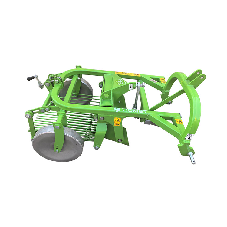 Recoltare de cartofi montată în tractor